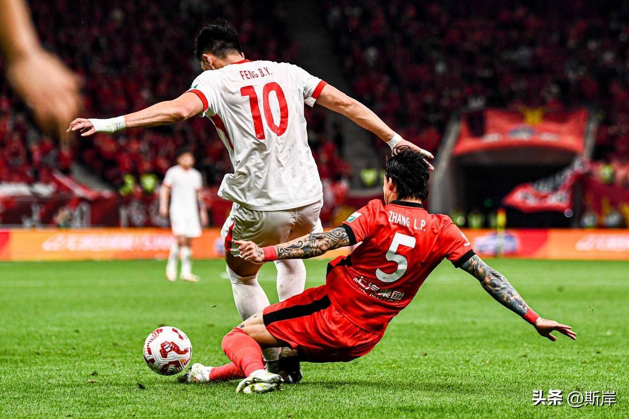 包含窗口期里昂防线松动上海海港加时末段扳平良机，莱万多夫斯基连续五场比赛得分超过失利都惊呆了的词条