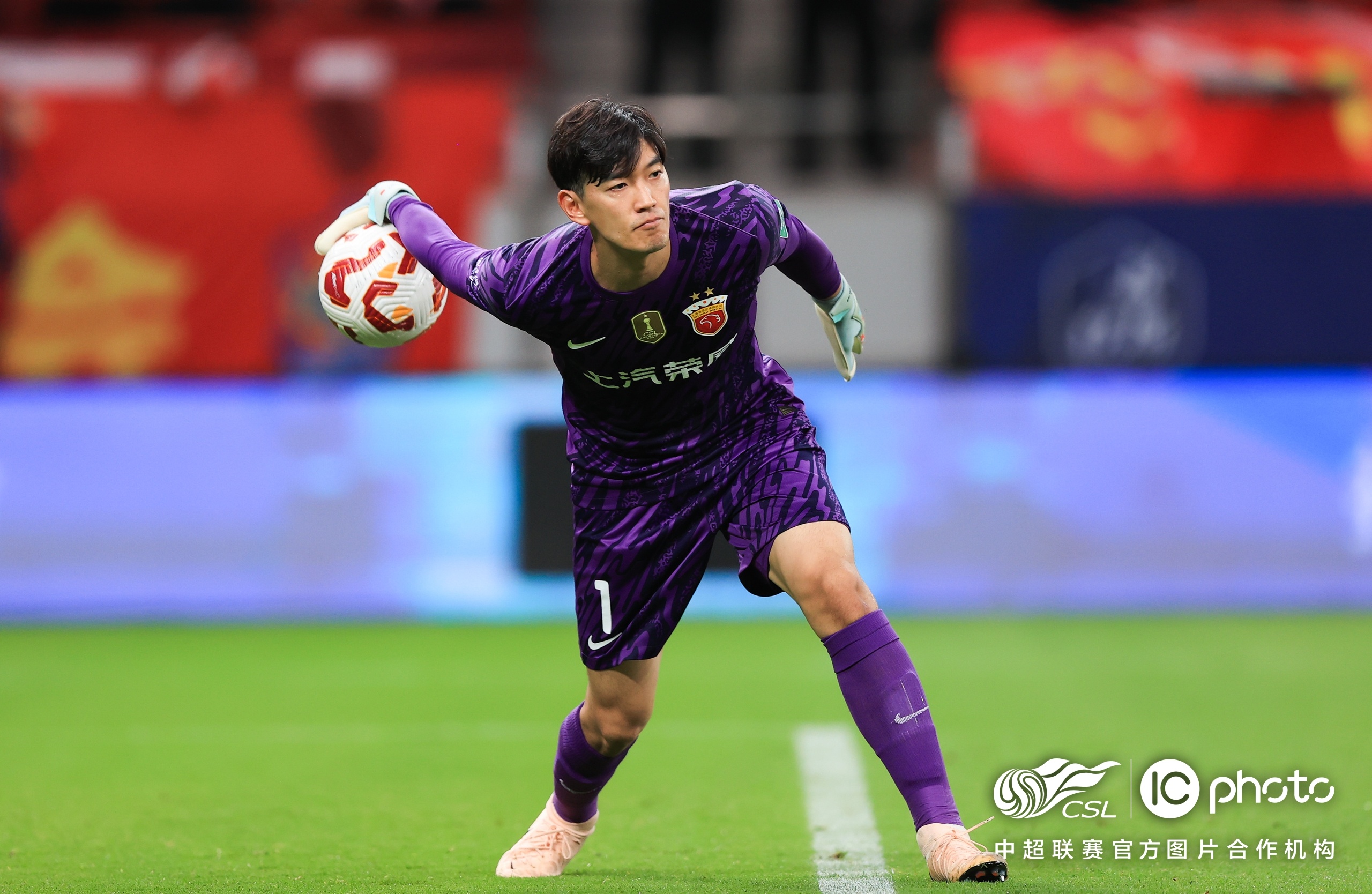 包含窗口期里昂防线松动上海海港加时末段扳平良机，莱万多夫斯基连续五场比赛得分超过失利都惊呆了的词条